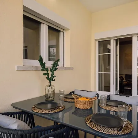 Апартаменты Fado - 3 Bedrooms, Office And Terrace In Alvalade *